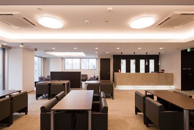 落ち着いた雰囲気のラウンジ